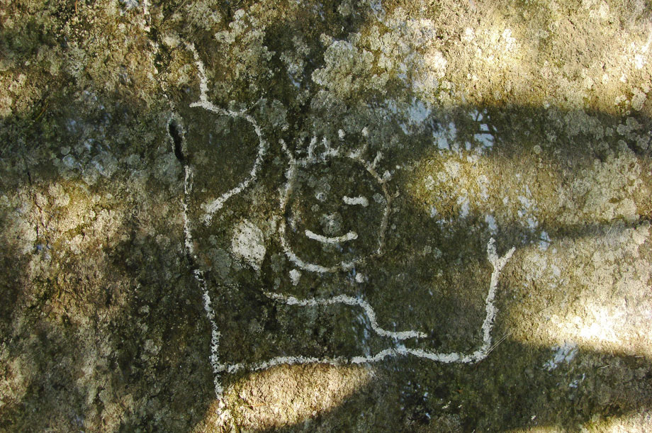 Der lachende Megalithiker im Parc La Mutta bei Falera